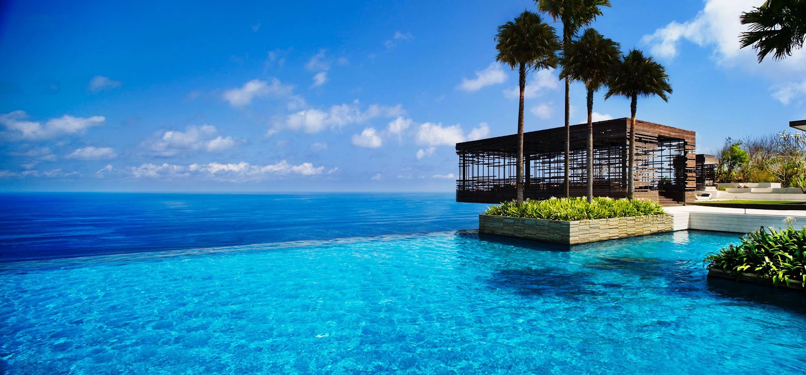 Alila Villas Uluwatu cabana over the infinity pool, one of the best family friendly hotels in Uluwatu