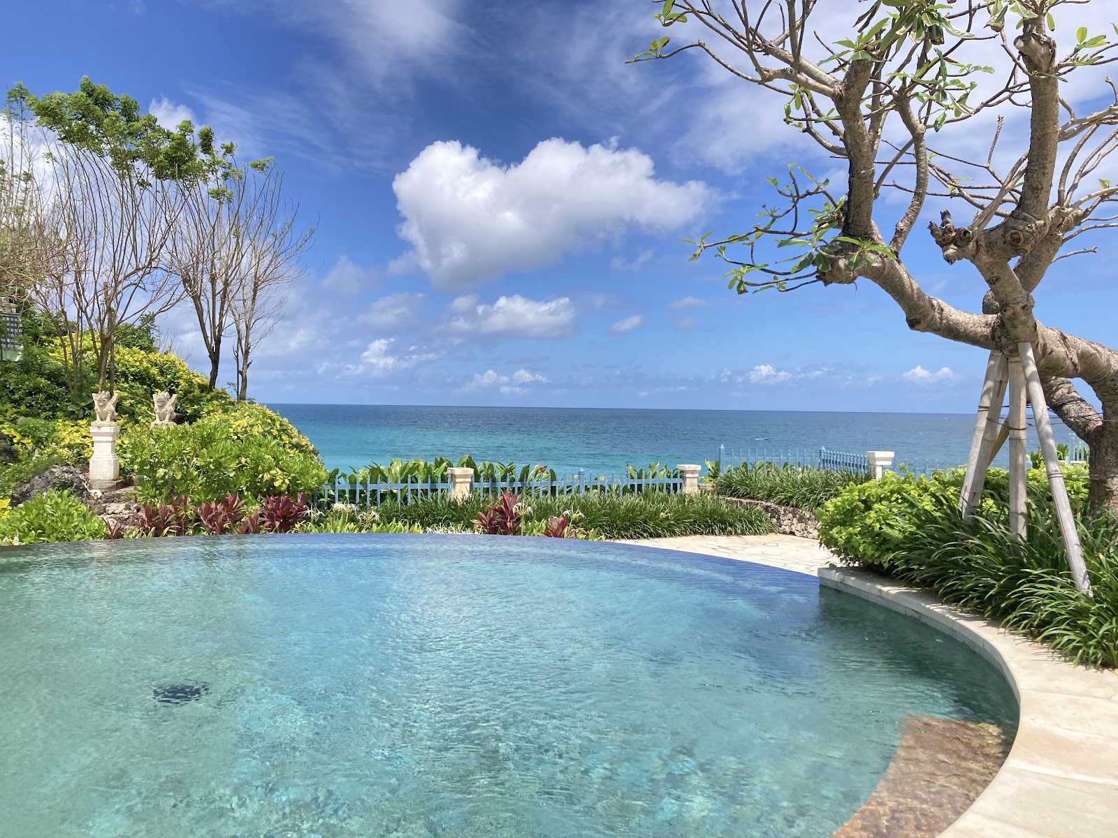 Jumeirah Bali infinity pool overlooking the ocean, a family friendly hotel in Uluwatu