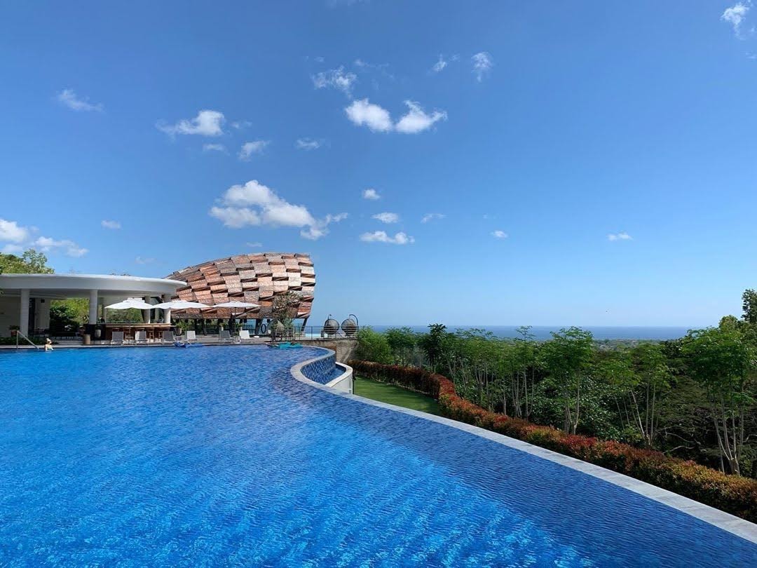 Renaissance Bali Uluwatu infinity pool, one of the best family friendly hotels in Uluwatu